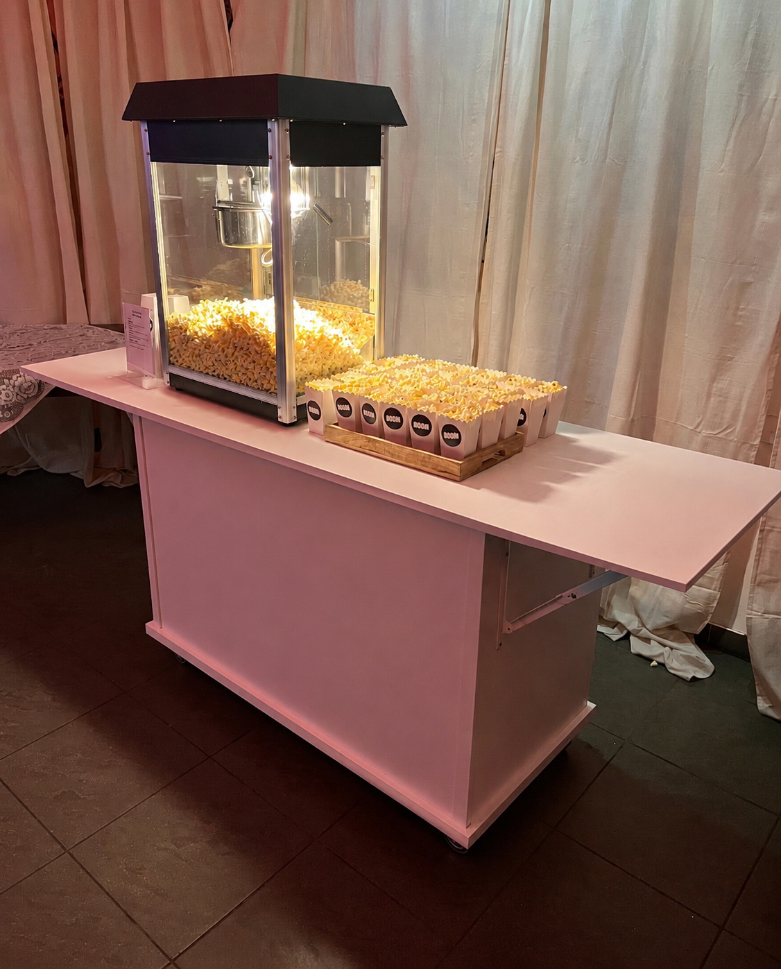 Rózsaszín popcorn pult közelről